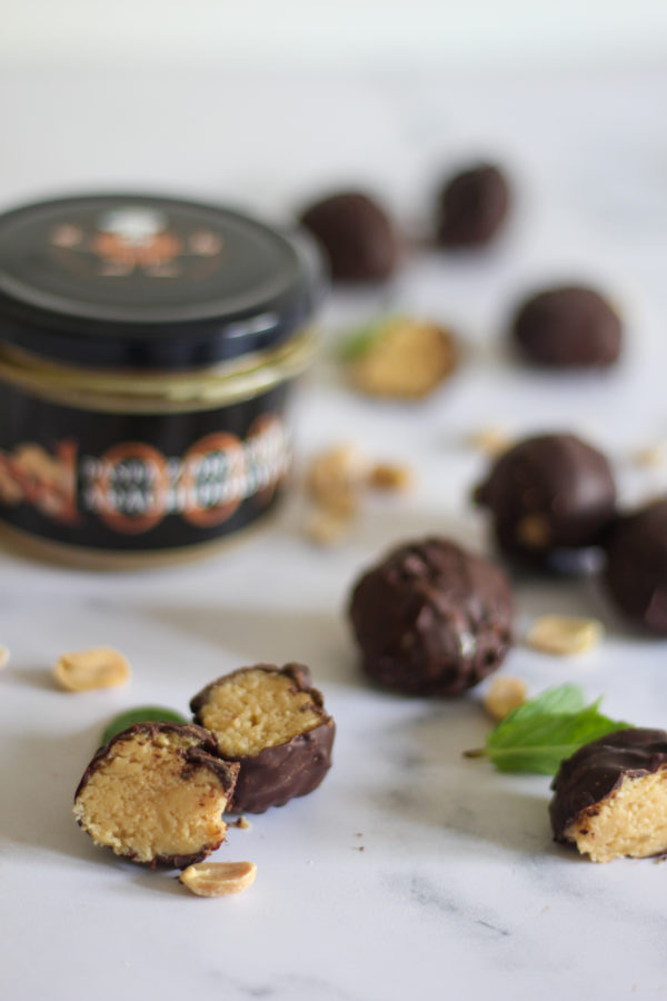 KULKI Z MASŁA ORZECHOWEGO W CZEKOLADZIE