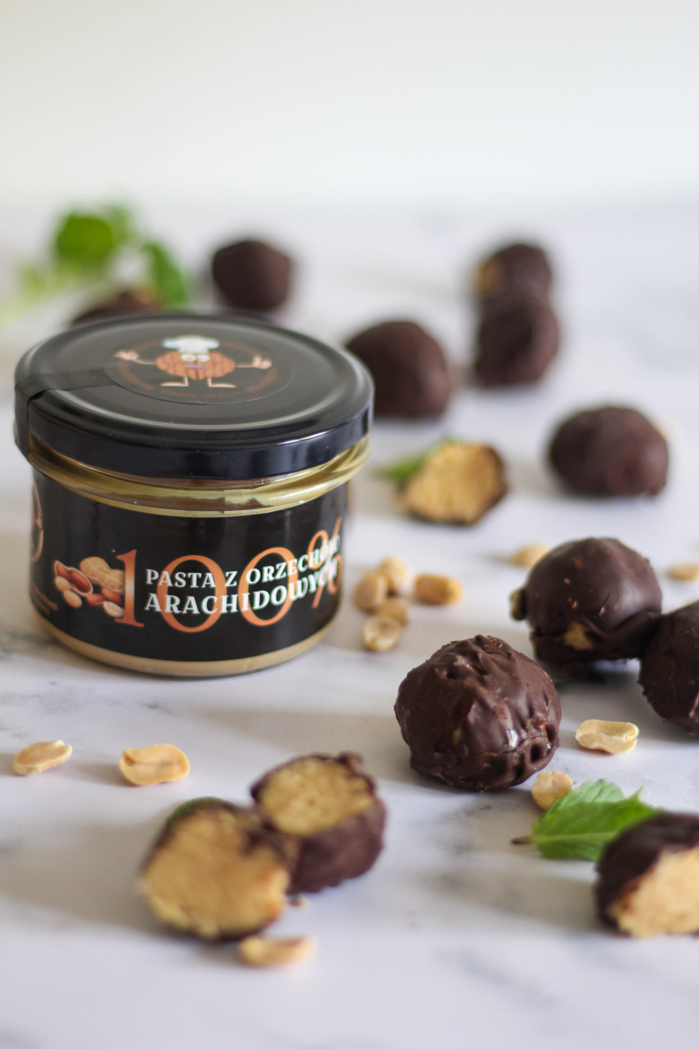 KULKI Z MASŁA ORZECHOWEGO W CZEKOLADZIE
